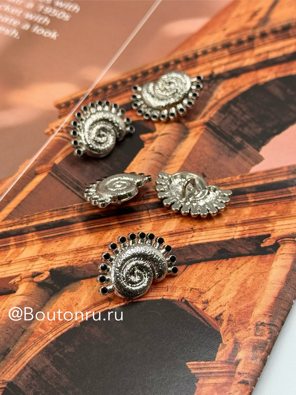 Пуговицы серебристые ракушка с черной эмалью Скиапар.