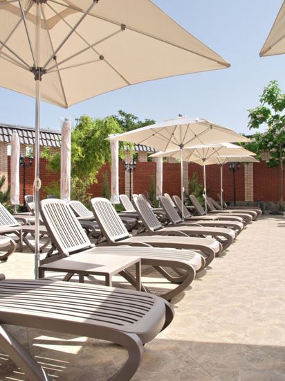 Шезлонг-лежак пластиковый Tropico цвет тортора Nardi Италия