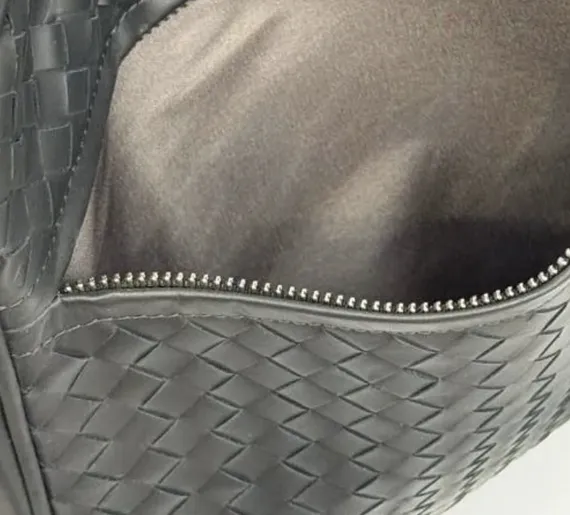 Сумка-мессенджер Bottega Veneta через плечо