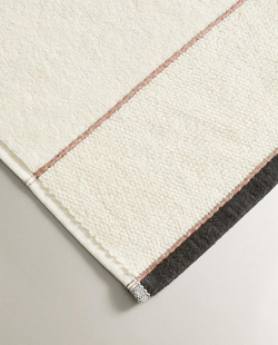 ZARA HOME ПОЛОТЕНЦЕ С КОНТРАСТНОЙ КАЙМОЙ, ЦВЕТ СЛОНОВОЙ КОСТИ