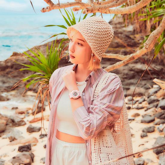 Женские  кварцевые электронные часы  Casio  BABY-G модель BA-110AQ-4A на девушке