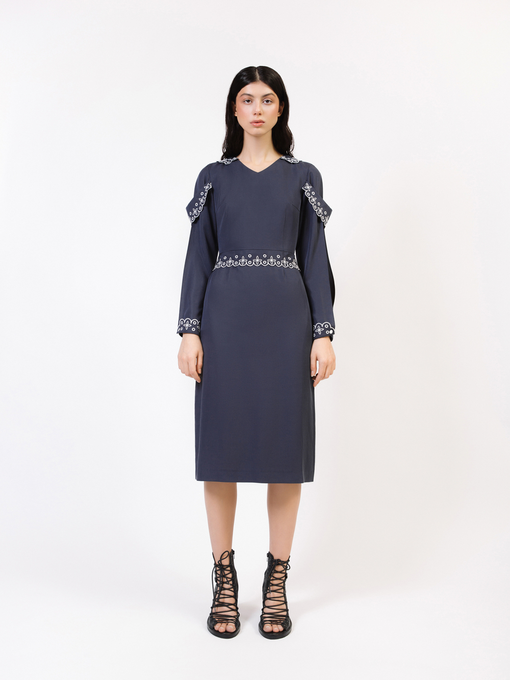 Платье-футляр с вышивкой OLA OLA