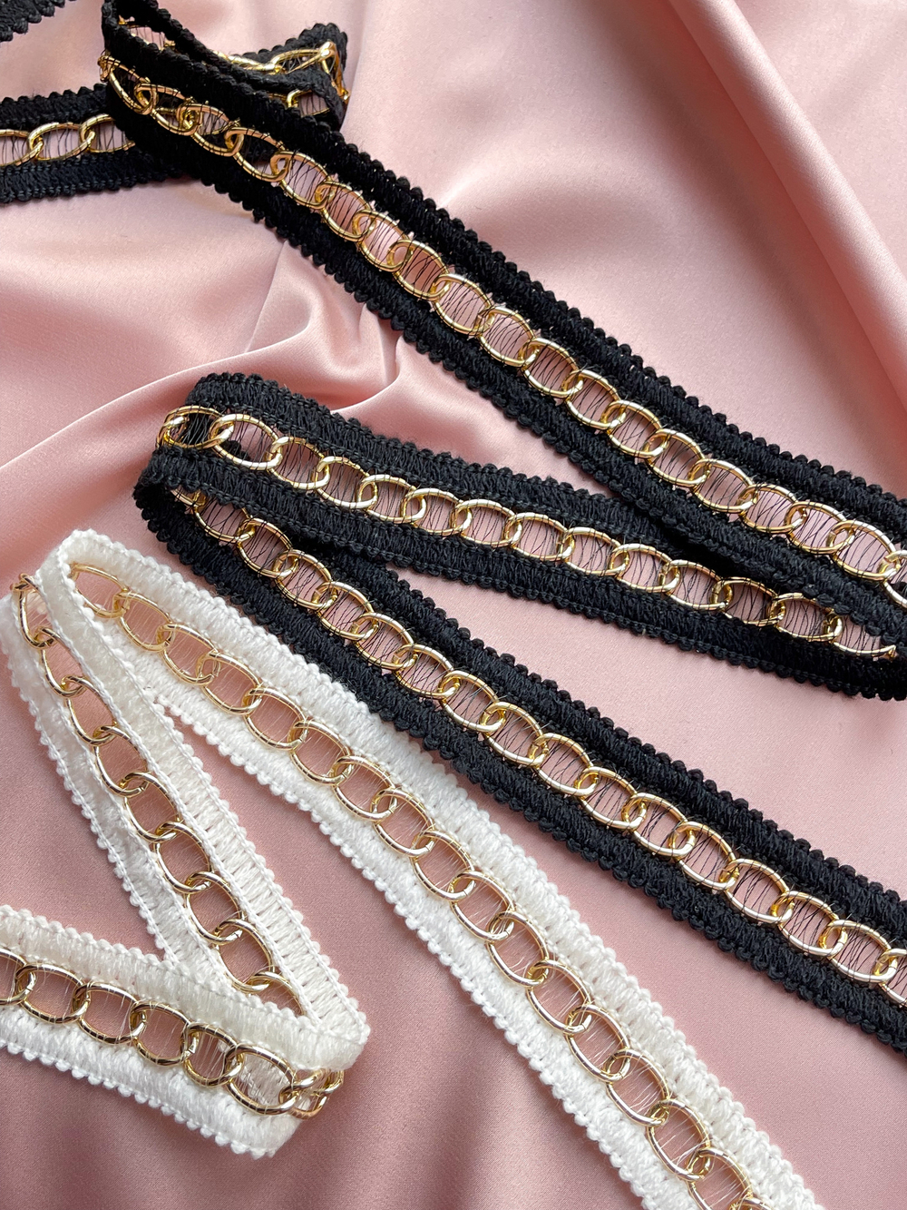 Тесьма черная с золотистой цепью