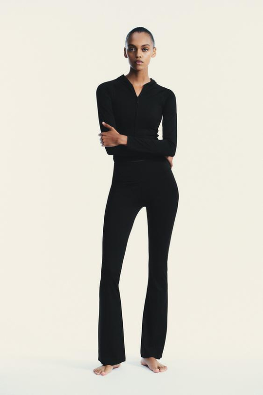 ZARA БЕСШОВНЫЕ БРЮКИ FLARE ИЗ ПОЛИАМИДА, ЧЕРНЫЙ