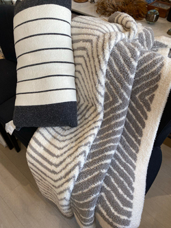 nan Подушка COTTON BORDER STRIPE декоративная Barefoot Dreams 40x76 Бежевый / Черный