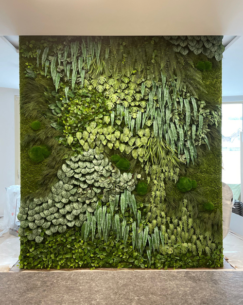 21.02. Вертикальное озеленение искусственными и стабилизированными растениями и мхом.