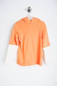 Лонг яркого цвета, визуально на 3 года