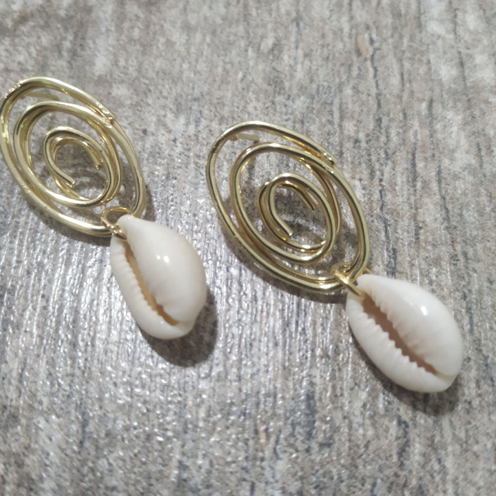 Серьги-гвоздики Ракушка Каури спираль металл золотистый