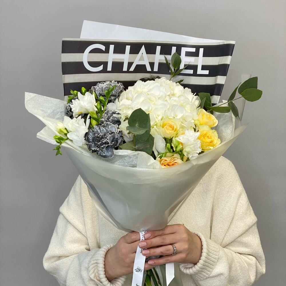 «CHANEL» букет с гортензией, гвоздикой и фрезией