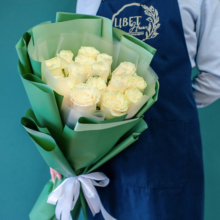 15 роз Мондиаль в зеленой упаковке
