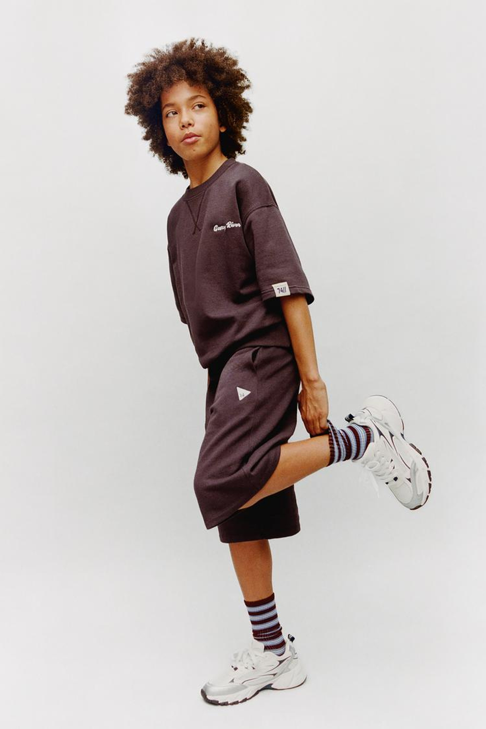 ZARA КОМПЛЕКТ ИЗ ФУТБОЛКИ И ШОРТОВ-БЕРМУДОВ С ВЫШИВКОЙ, БАКЛАЖАННЫЙ