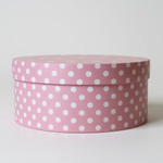 Плотная короткая круглая коробка(без ручек).Цвет; В нежно розовый горох.