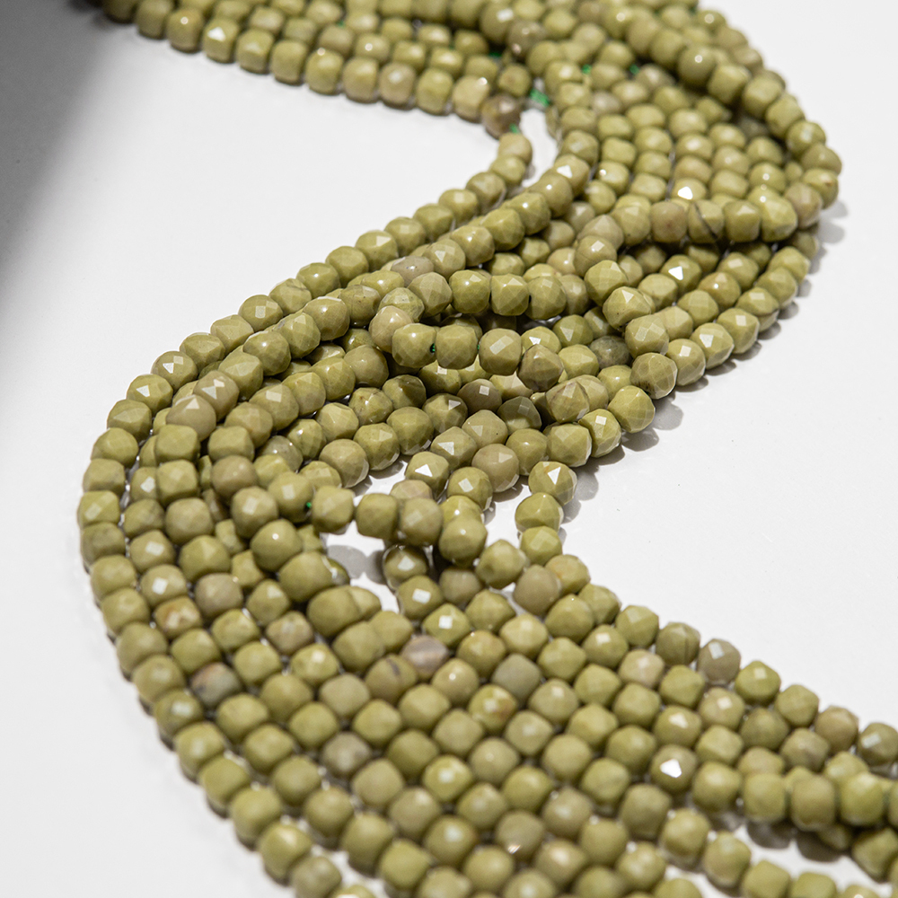 Зеленый алашаньский агат натуральный, куб 4,4мм, микроогранка