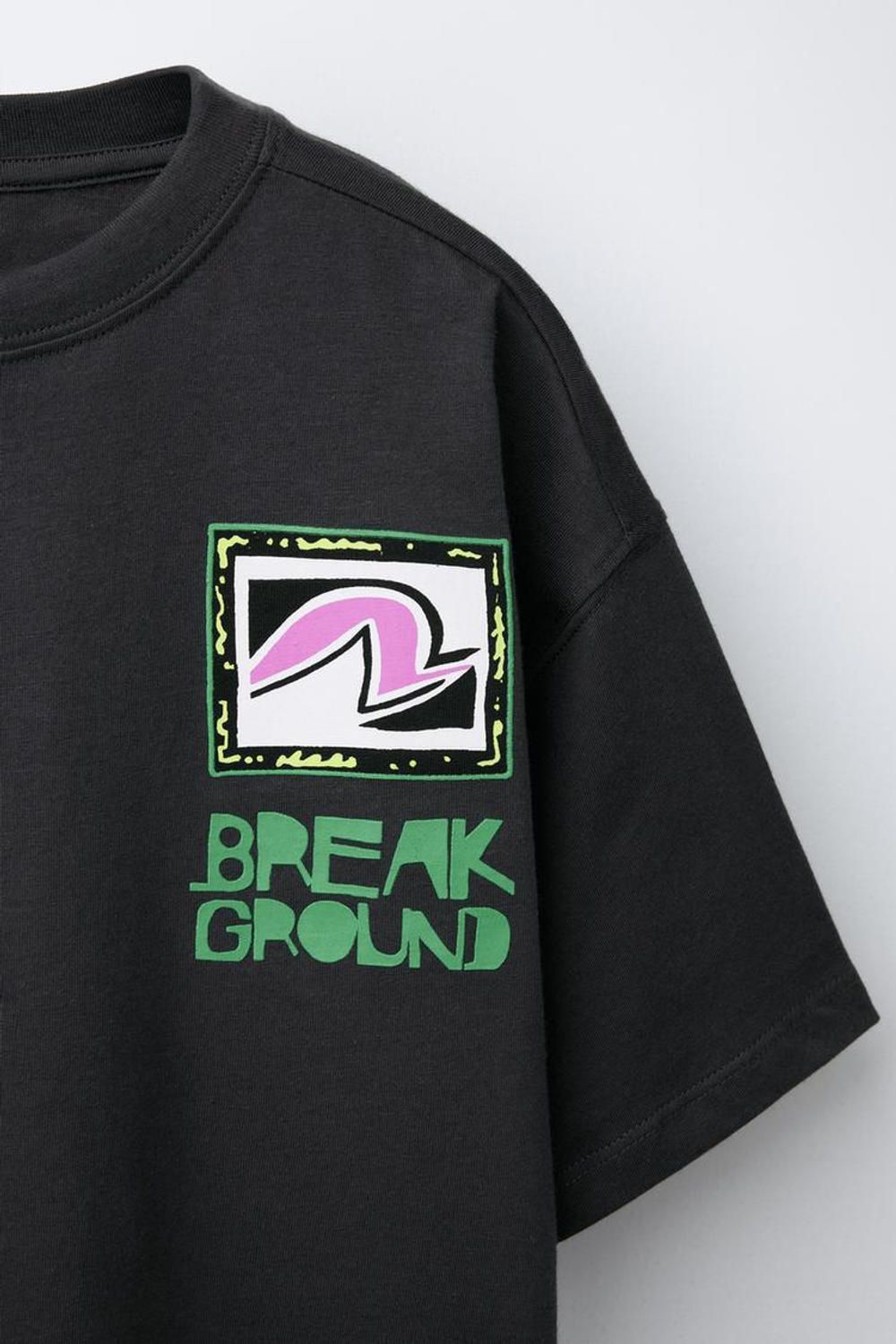 ZARA ФУТБОЛКА С ПРИНТОМ «СЕРФИНГ», ЧЕРНЫЙ