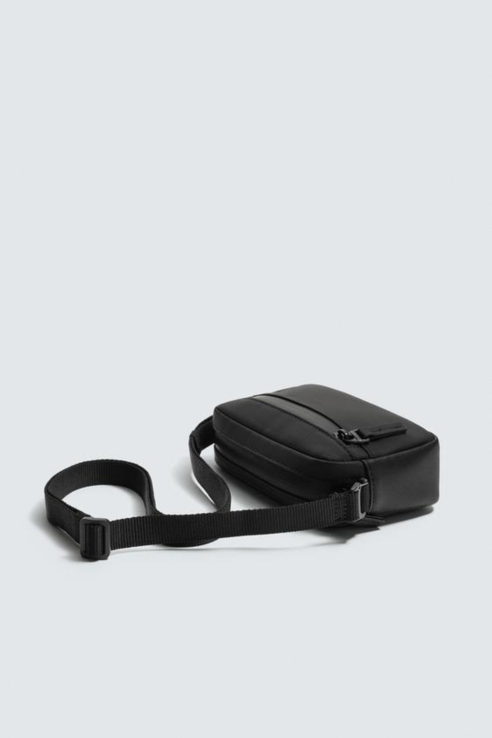 ZARA ПРОРЕЗИНЕННАЯ СУМКА С РЕЛЬЕФНОЙ ТЕКСТУРОЙ, ЧЕРНЫЙ