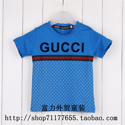 Футболка с принтами логотипа, надписью и полосками на груди