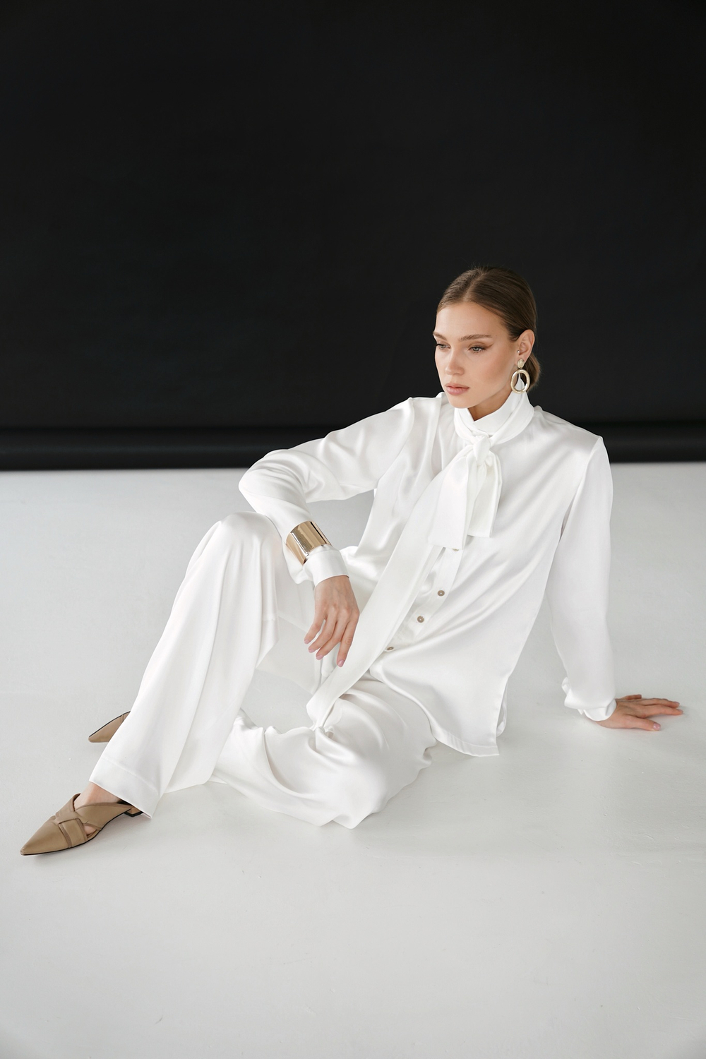 Брюки из обнимающего шелка в жемчужном