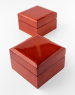 Светло‑коричневый деревянный футляр под наручные часы.