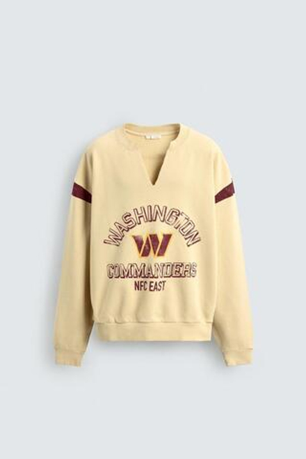 ZARA ТОЛСТОВКА С ВЫРЕЗОМ И ЛОГОТИПОМ NFL WASHINGTON COMMANDERS, ЭКРЮ