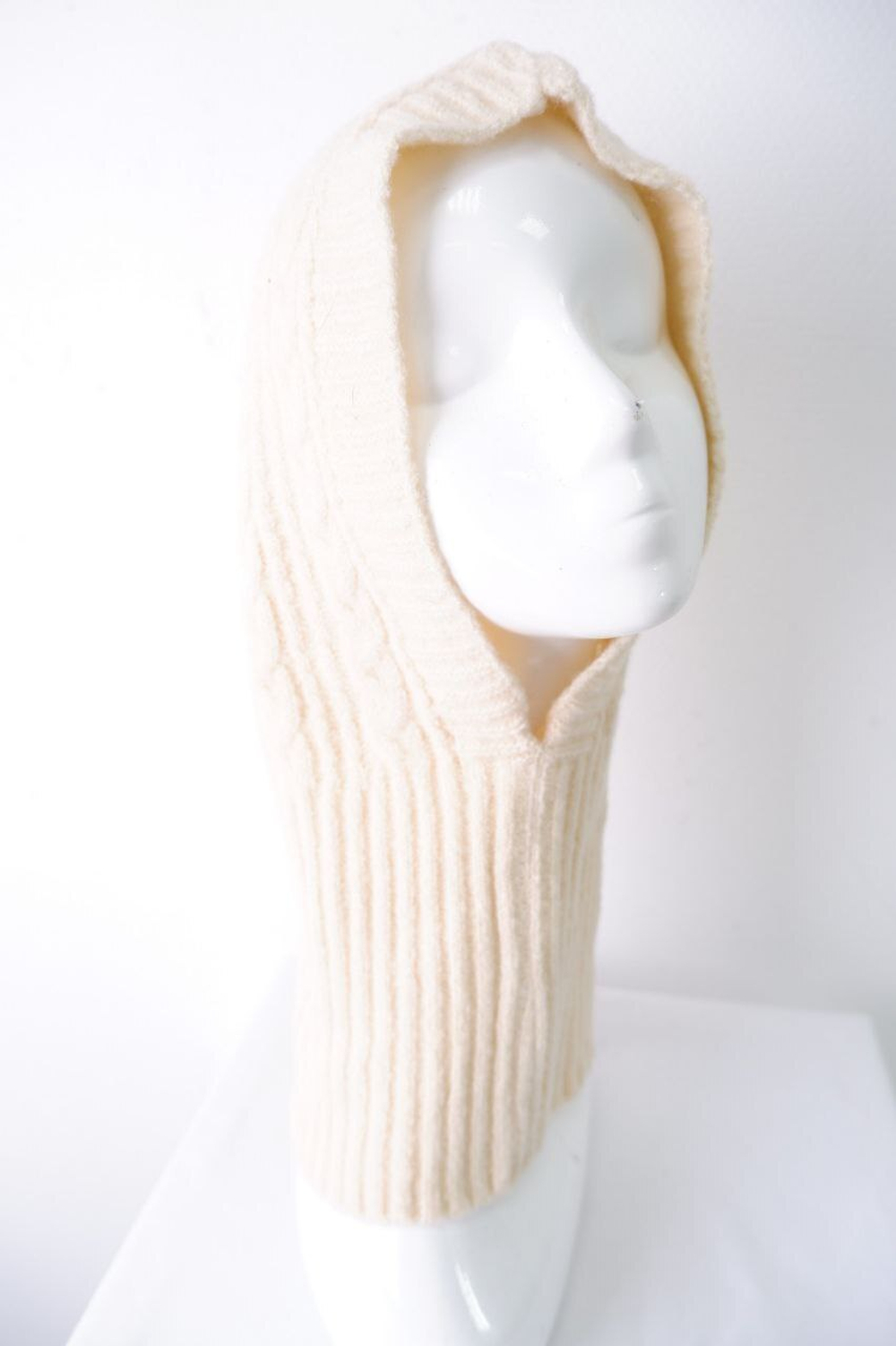 Капор шерстяной практичный