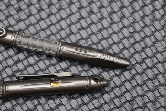 Microtech Kyroh - шариковая ручка с тритиевой светящ.вставкой, корпус титан/карбон, серый цвет