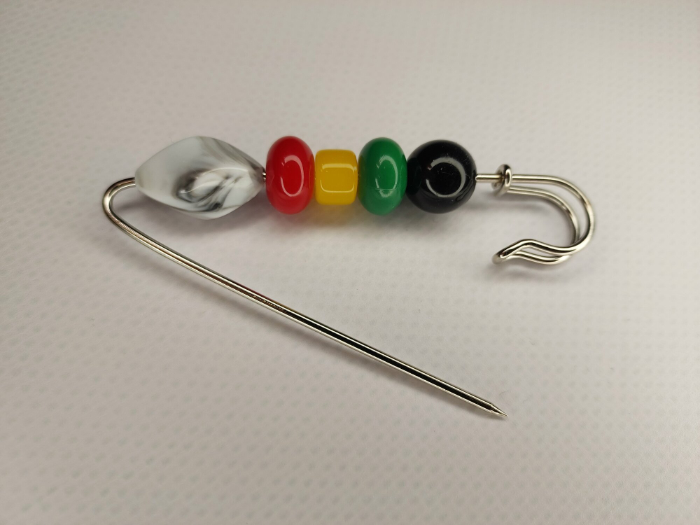 Булавка брошь "морские камушки" для кардигана,  пальто, платков, костюмов, одежды.Цвет серый зелёный красный.