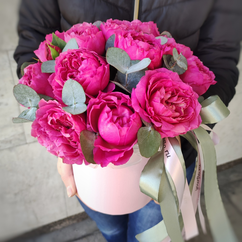 Композиция с кустовой пионовидной розой "Julietta Cerise" и эвкалиптом