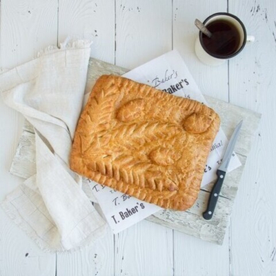 Пирог из слоеного теста с курицей и маринованным огурцом