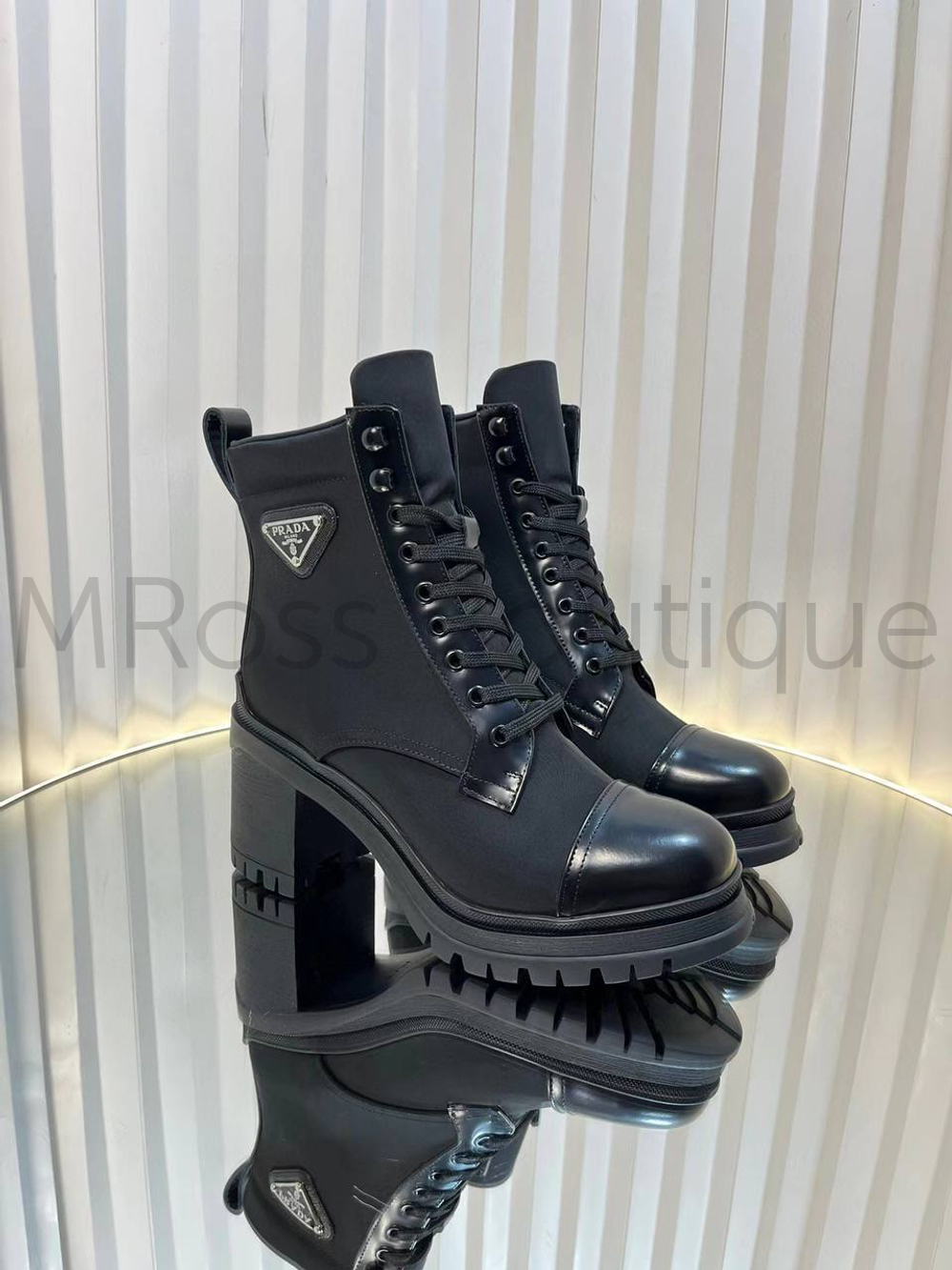 Женские ботинки Prada на каблуке в черном цвете