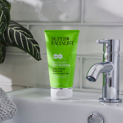Super Facialist Salicylic Acid Anti Blemish - нежный очищающий скраб для жирной и проблемной кожи /   150  ml  / GTIN 5060191556163