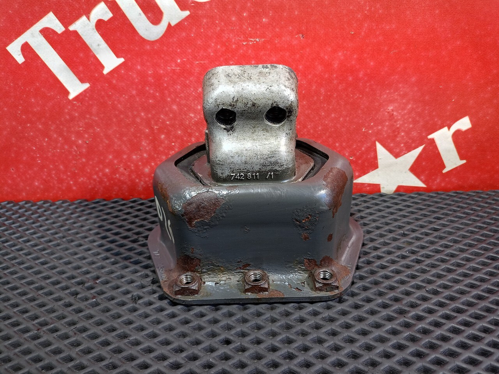 Подушка двигателя задняя