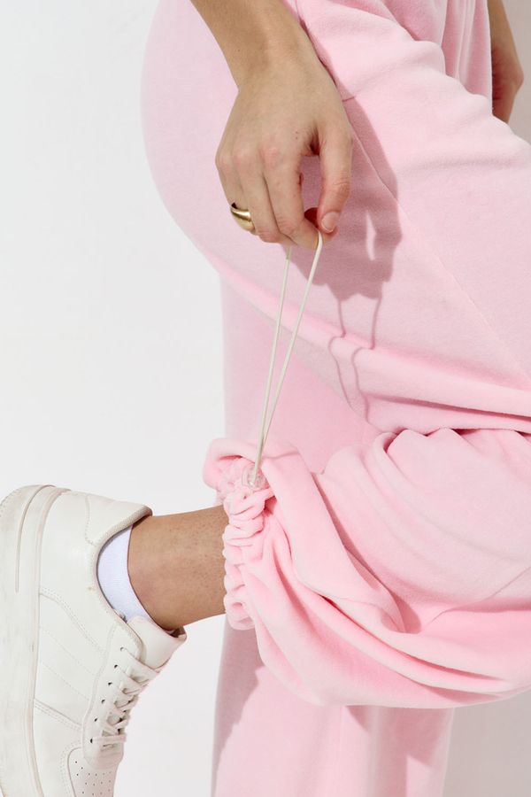 Широкие брюки на резинке из велюровой ткани розового цвета