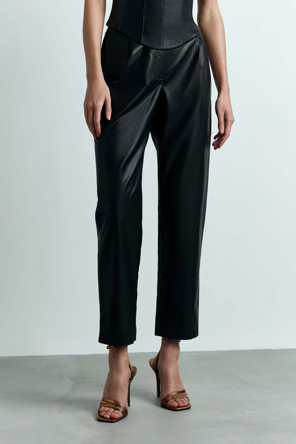 Укороченные брюки на завышенной талии