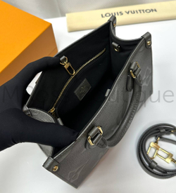 Серая сумка Louis Vuitton Onthego PM с узором монограм