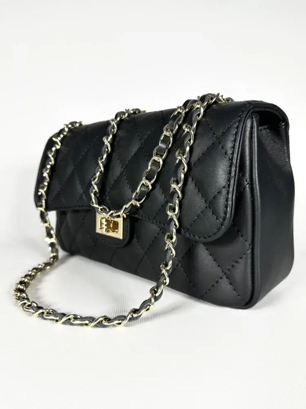Женская сумка с цепочкой из натуральной кожи черного цвета