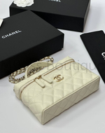 Белая сумка Chanel прямоугольная с золотой фурнитурой