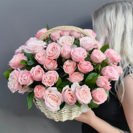 Корзина с кустовыми пионовидными розами сорта "Мадам Бомбастик"