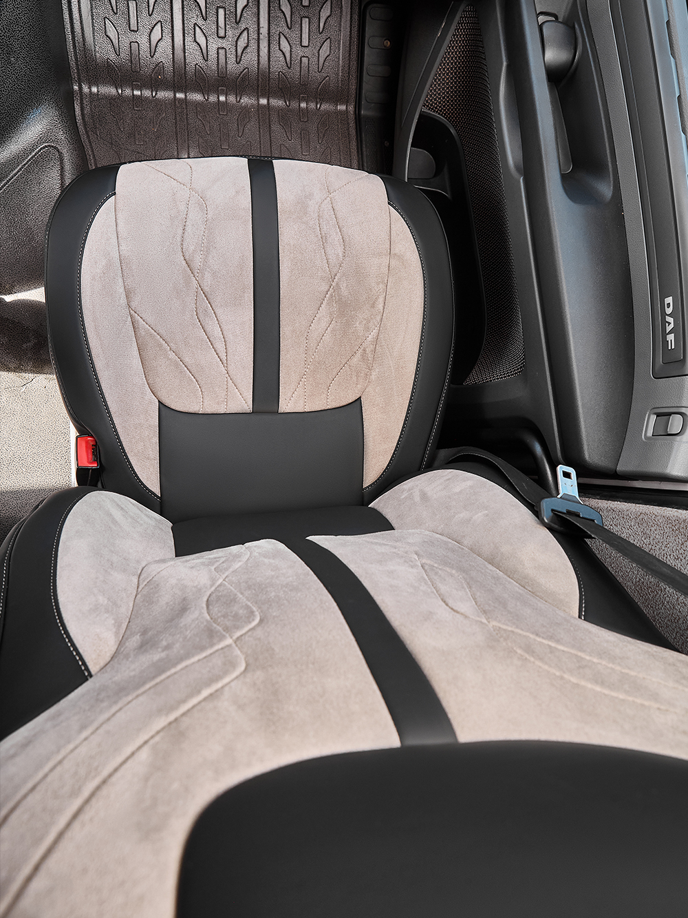 Чехлы Люкс DAF XF 106 (экокожа, черный цвет, бежевая вставка)