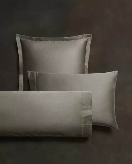 Наволочка из гладкого сатина плотностью 300 нитей с декоративной строчкой серый Zara Home