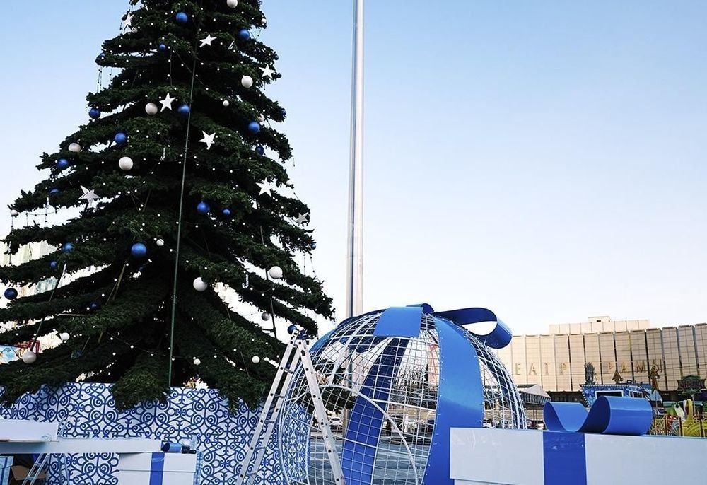 Светодинамическая елка ствольная - встроенная гирлянда: Холодный свет - "Таежная" от 11 до 21 м