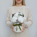 Новогодняя композиция из хлопка, шишек, сухоцветов и ёлочных украшений