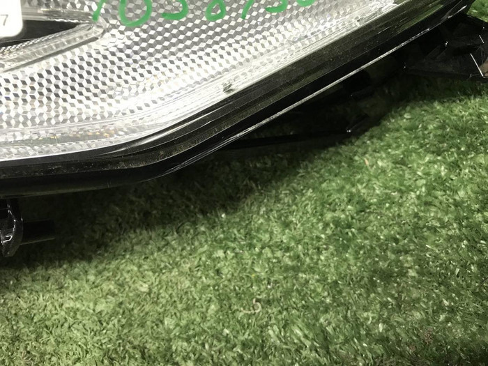 Стекло фары левое Toyota Camry xv70 (2017-2021)