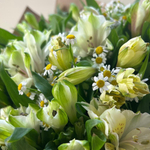 Букет полевых цветов из ромашек и альстромерий