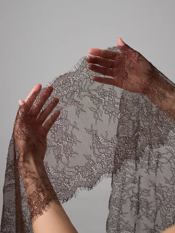 01-11 ОПТ Кружево шантильи 23 см, шоколад