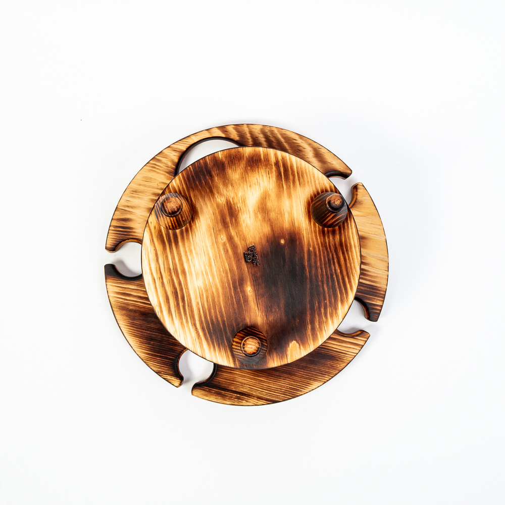 Винный столик из древесины кедра на резных ножках. VN4