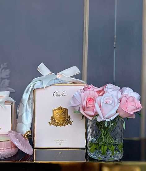 Букет розовых и нежно-розовых роз в прозрачной вазе "ёлочка", Cote Noire