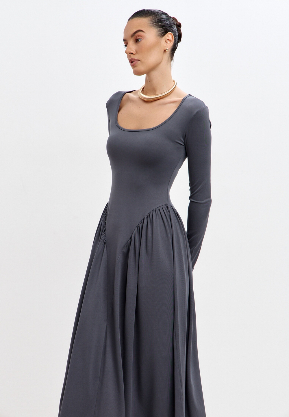 Платье с рукавами и драпировкой