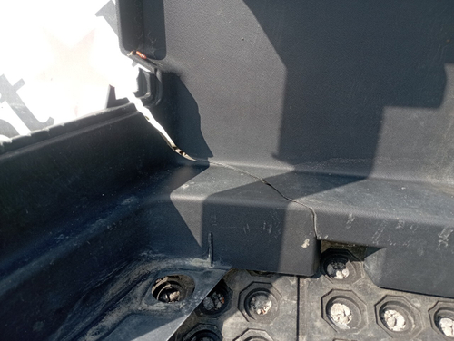 Корпус (дефект) подножек левый 2020г.