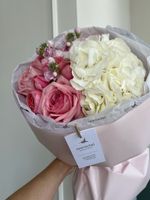 Букет из гортензии, маттиолы, одноголовой и кустовой пионовидной розы