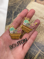 Брошь-Пин "Корзина с пряжей и спицами"